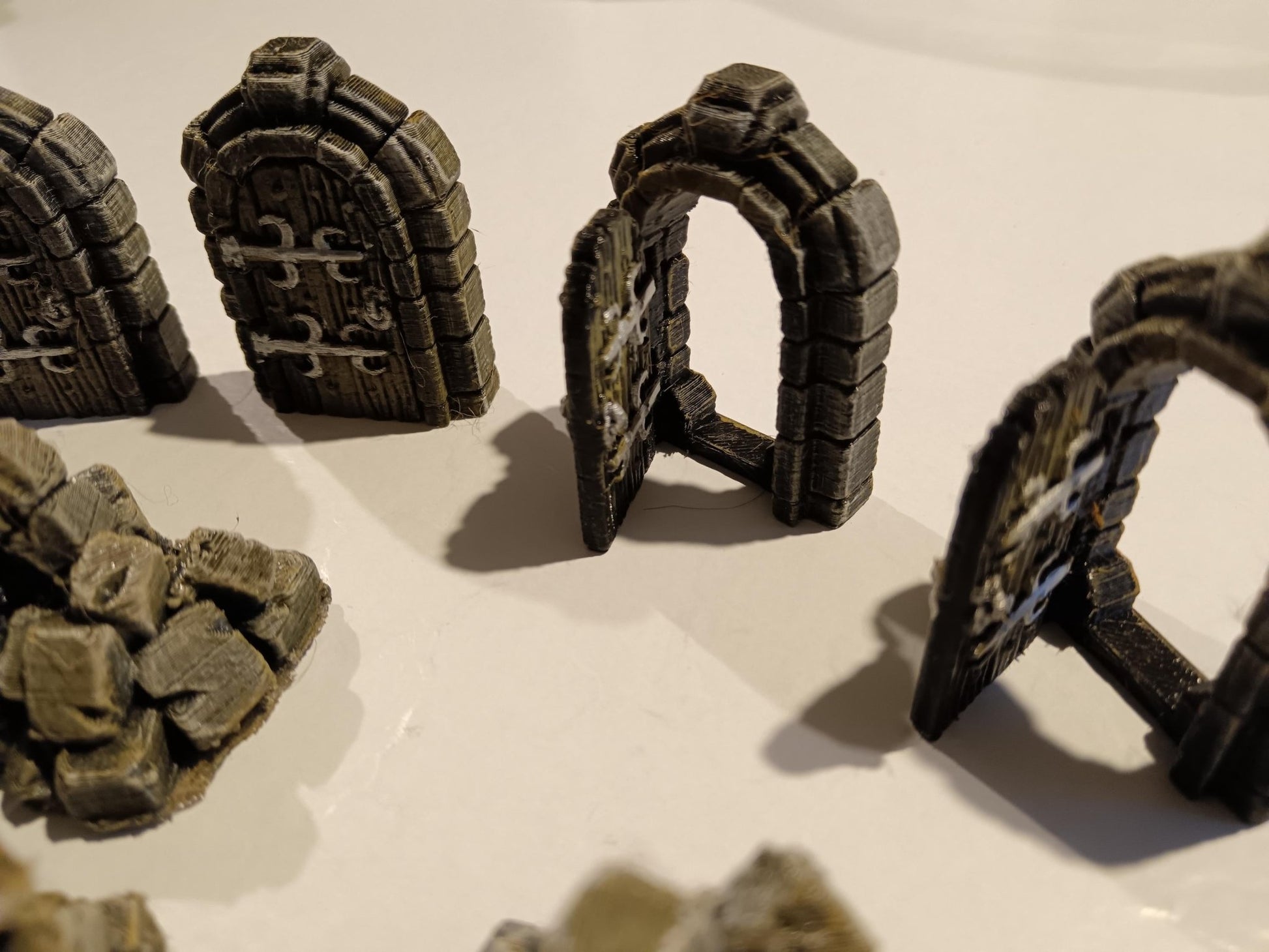 Kit Éboulis et Portes pour Plateau 3D HeroQuest – 6 Petits + 2 Grands Éboulis + 5 Portes – Impression 3D Peinte à la Main Fabriqué en France - 3Dpaint Game