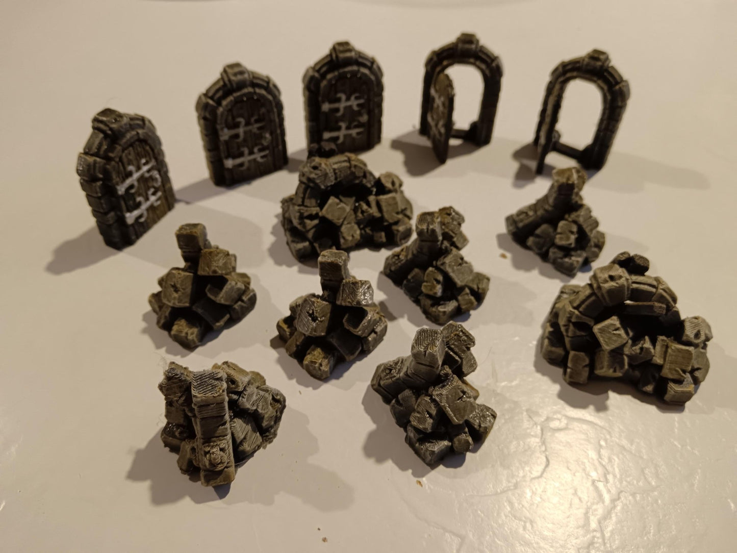Kit Éboulis et Portes pour Plateau 3D HeroQuest – 6 Petits + 2 Grands Éboulis + 5 Portes – Impression 3D Peinte à la Main Fabriqué en France - 3Dpaint Game